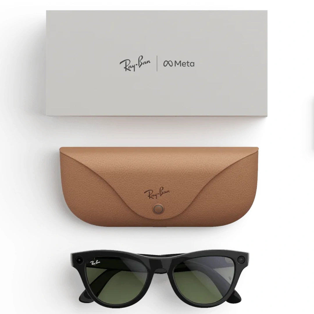 Gafas inteligentes Ray-Ban Meta Wayfarer negras, estuche de carga marrón y caja de embalaje con logos Meta.