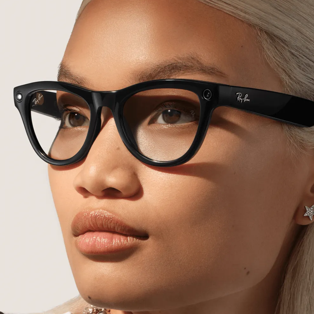 Retrato de mujer usando gafas graduadas inteligentes Ray-Ban Meta Wayfarer negras. Muestra el detalle de la cámara.