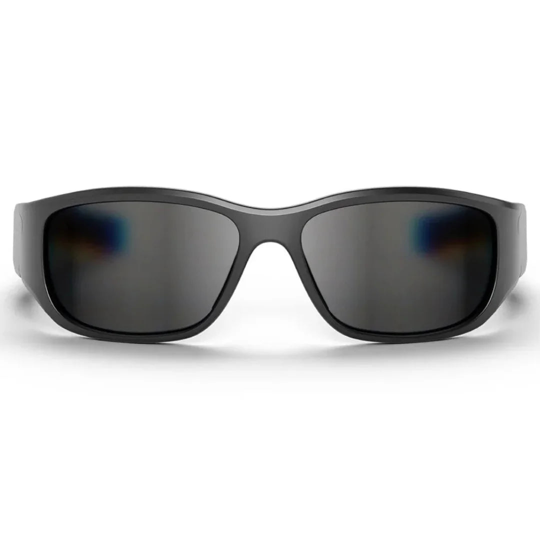 Vista frontal de gafas de sol inteligentes Ray-Ban Meta con montura deportiva negra y lentes oscuras espejadas.