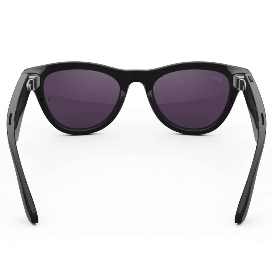 Gafas inteligentes Ray-Ban Meta Wayfarer negras. Vista desde atrás mostrando las lentes oscuras púrpuras y las patillas abiertas.
