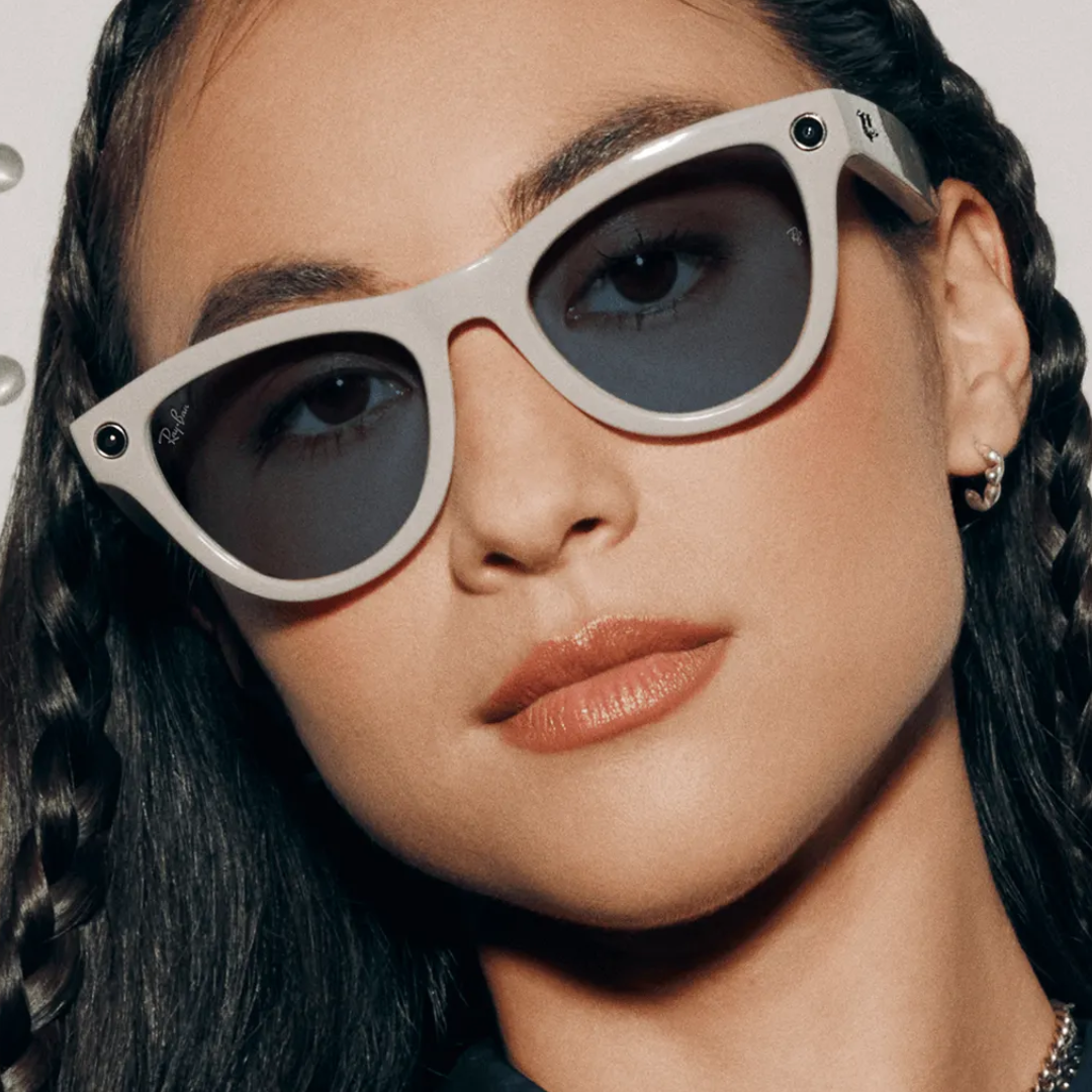 Mujer usando gafas inteligentes Ray-Ban Meta Wayfarer grises con lentes oscuras. Retrato de primer plano.