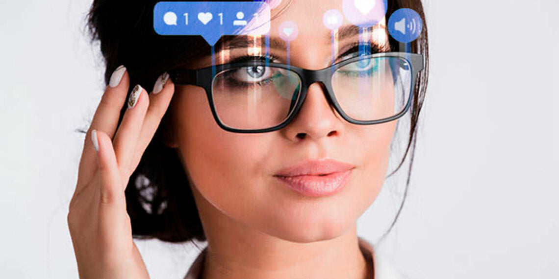 Mujer utilizando Lentes Inteligentes