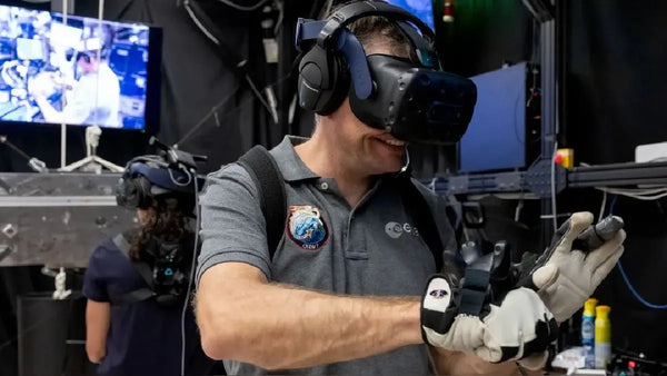 Las gafas de realidad virtual de HTC llegarán al espacio este mes