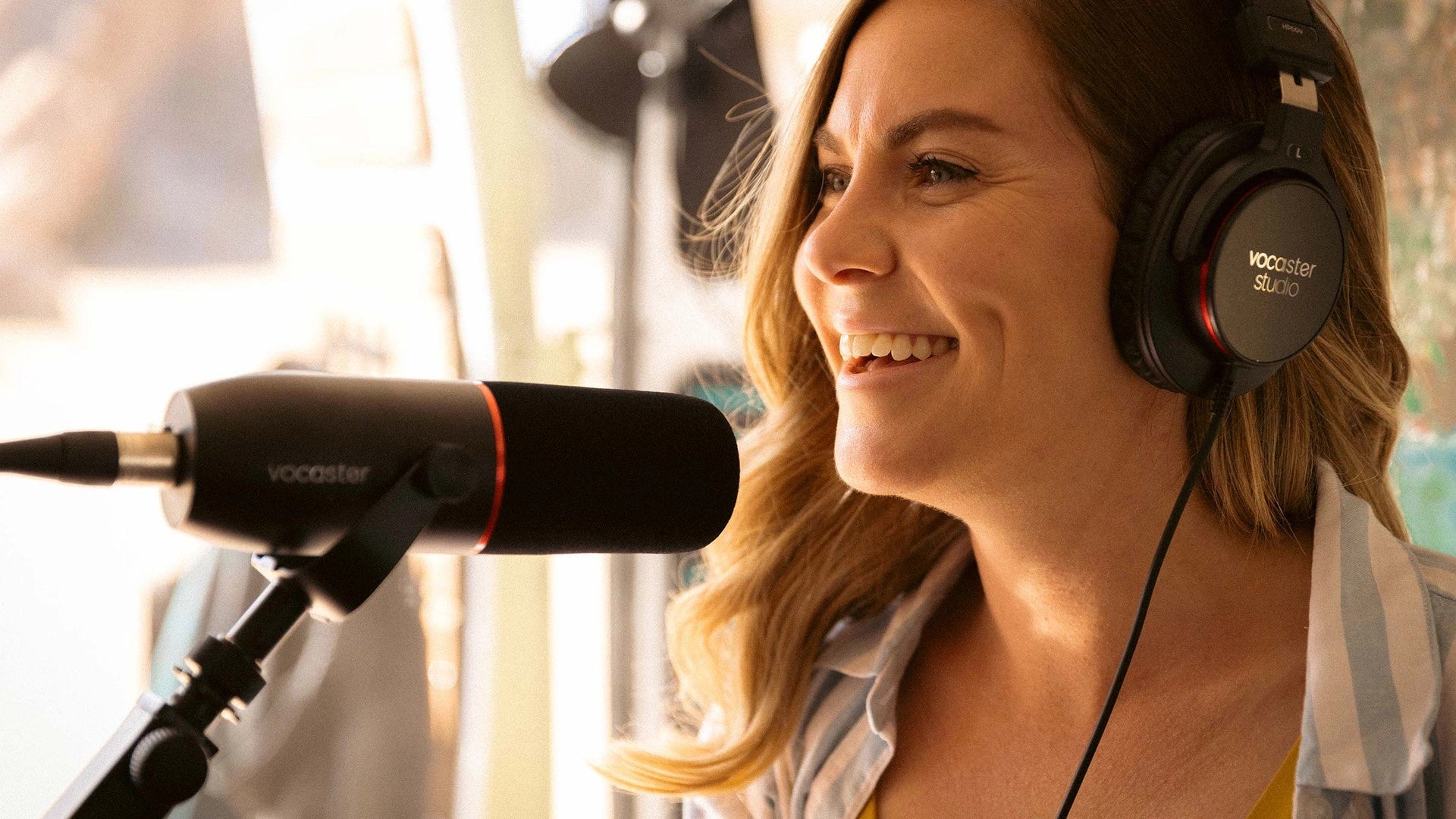 Micrófono Dinámico Focusrite Vocaster DM14v – Calidad Broadcast para Podcast con Filtro Anti-Pop Integrado